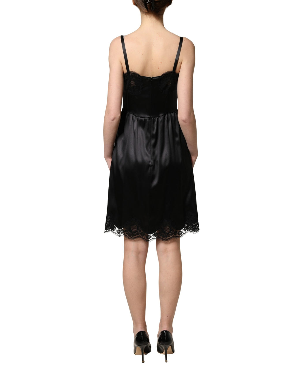 Robe courte en satin de soie noire avec dentelle sans manches de Dolce & Gabbana, élégante et sophistiquée.