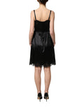 Robe courte en satin de soie noire avec dentelle sans manches de Dolce & Gabbana, élégante et sophistiquée.