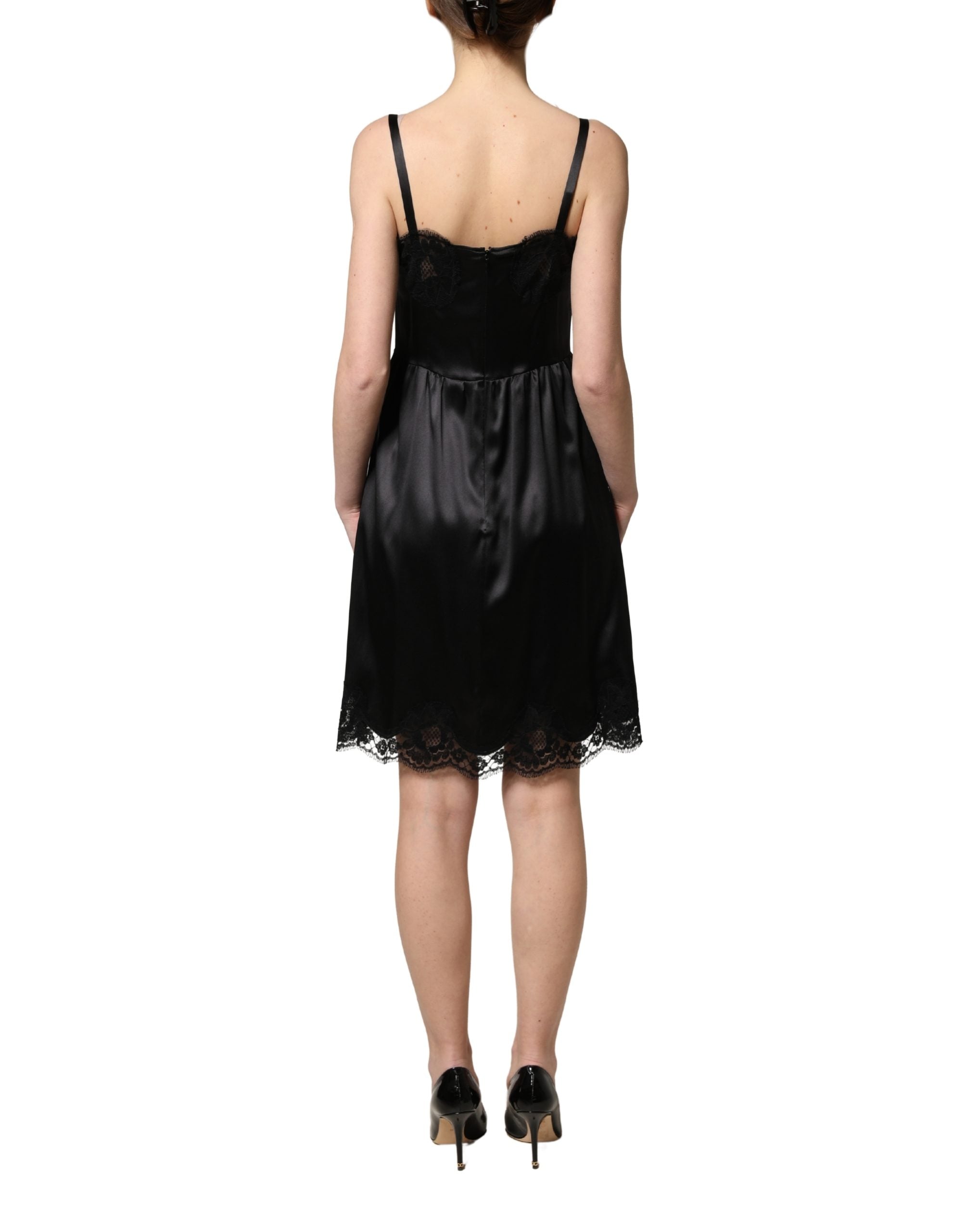 Robe courte en satin de soie noire avec dentelle sans manches de Dolce & Gabbana, élégante et sophistiquée.