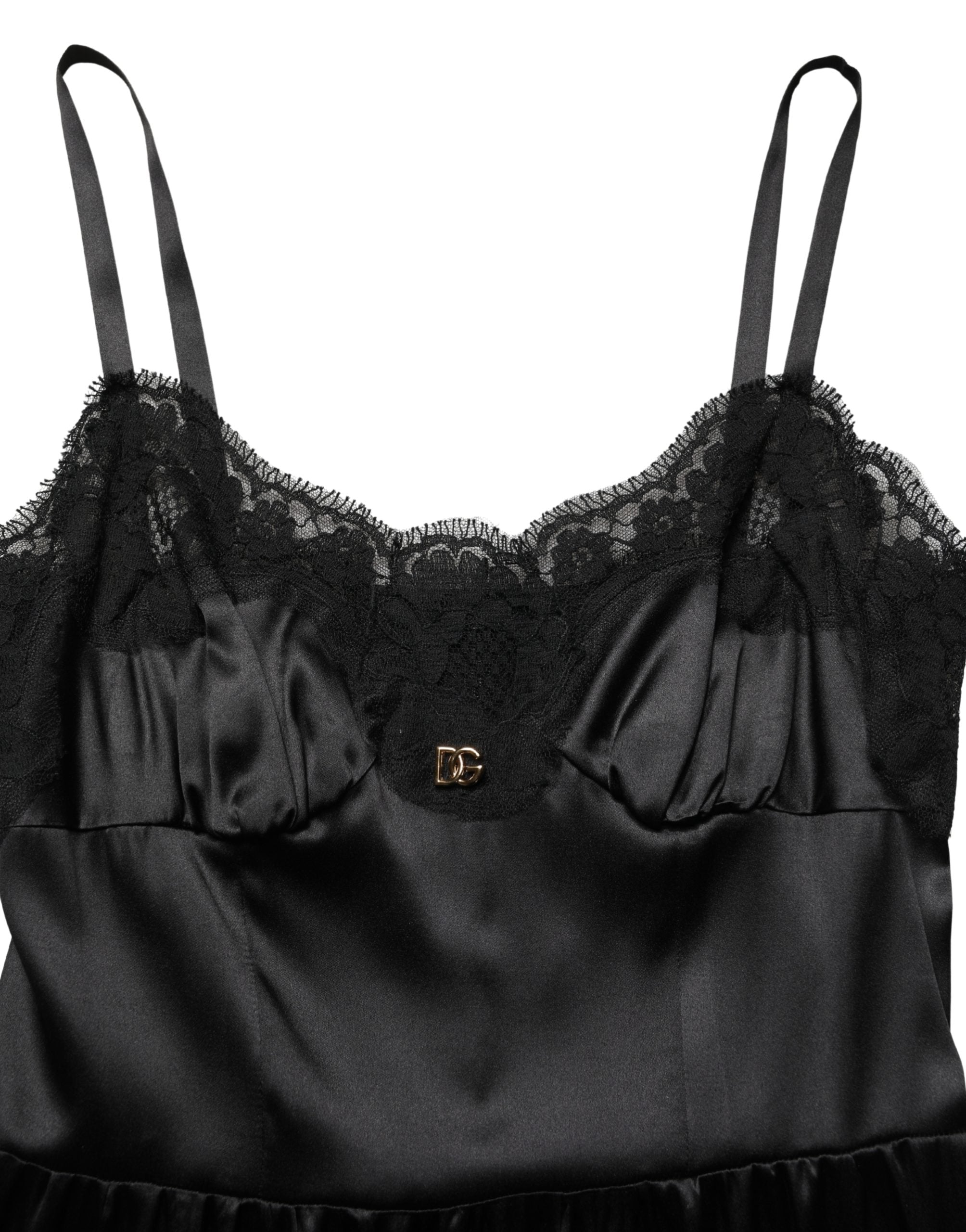 Robe courte en satin de soie noire sans manches avec dentelle, conçue par Dolce & Gabbana, élégante et raffinée.