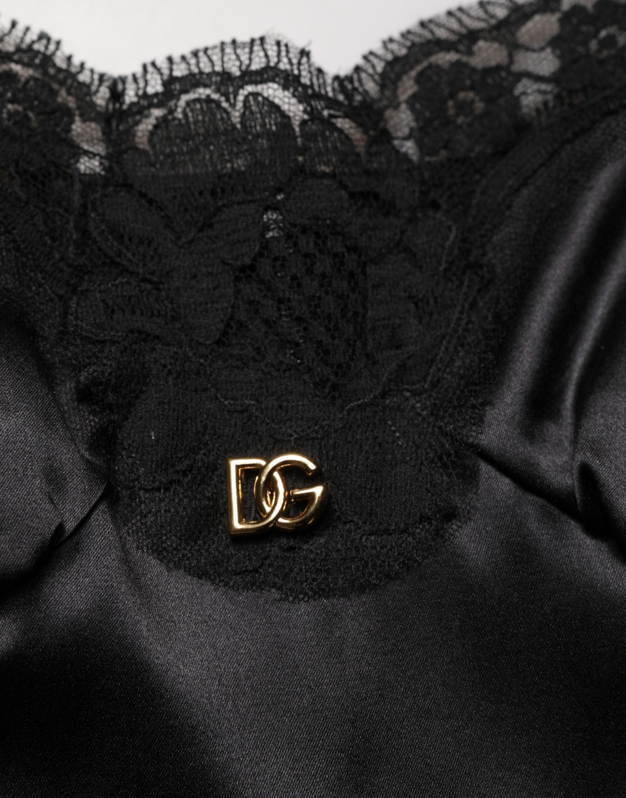 Robe courte en soie satin noir avec dentelle sans manches de Dolce & Gabbana, élégante et sophistiquée.