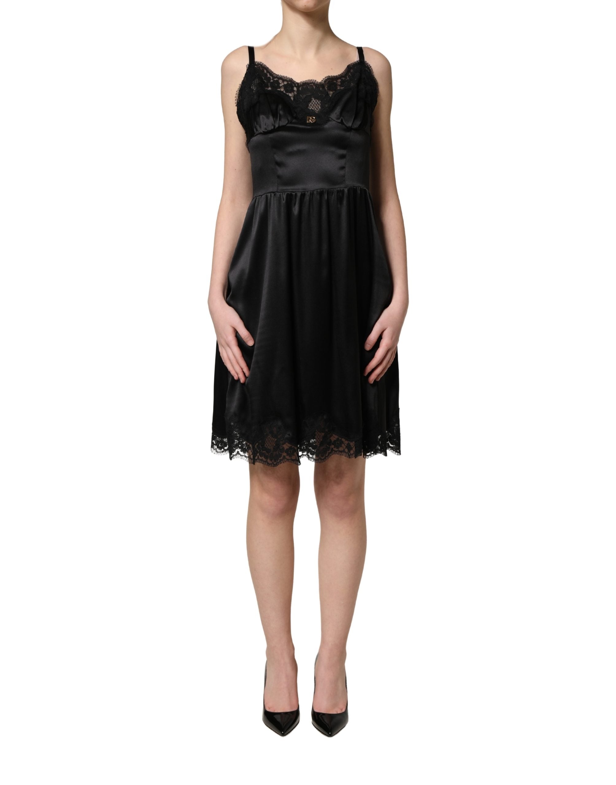 Robe courte en satin de soie noire avec dentelle sans manches de Dolce & Gabbana, élégante et sophistiquée.