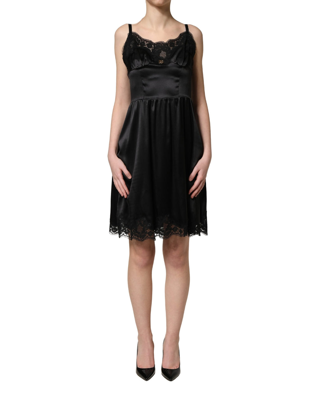 Robe courte en satin de soie noire avec dentelle sans manches de Dolce & Gabbana, élégante et sophistiquée.