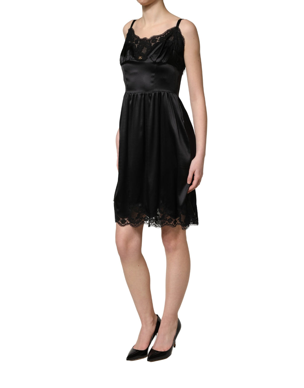 Robe mini en satin de soie noire avec dentelle, sans manches, de la marque Dolce & Gabbana, vue de face.
