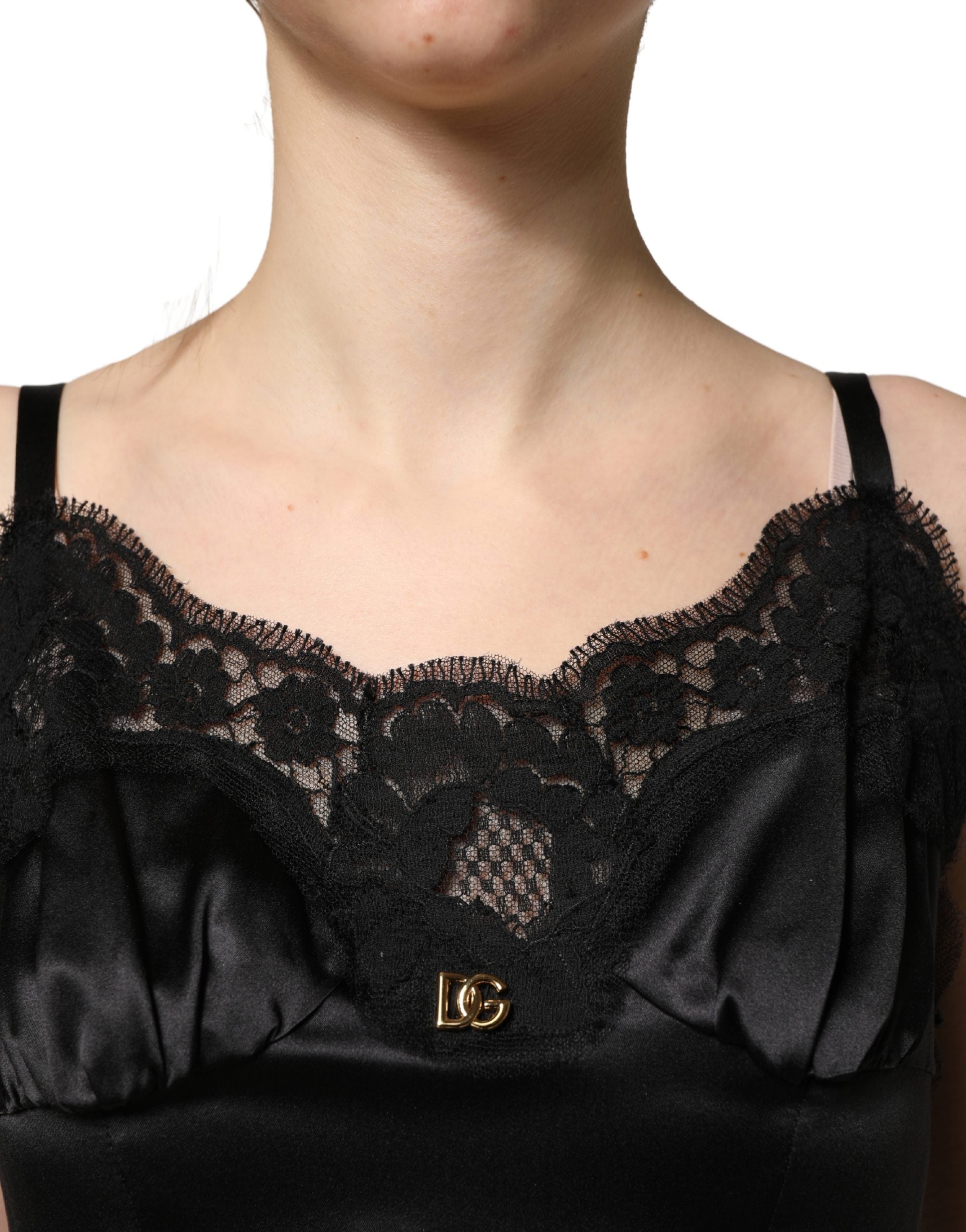 Robe courte en satin de soie noire avec dentelle sans manches de Dolce & Gabbana, élégante et sophistiquée.