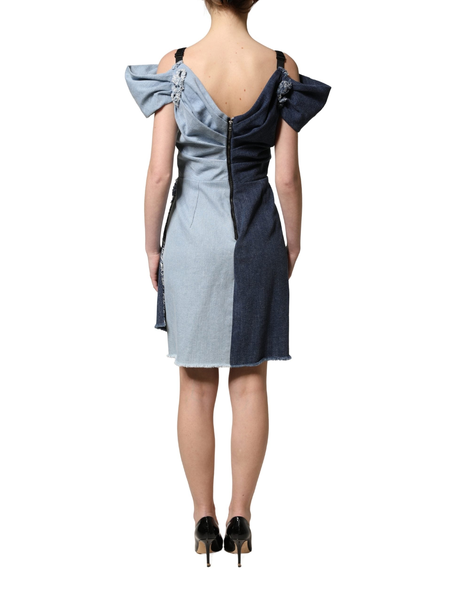 Robe courte en jean patchwork bleu Dolce & Gabbana, coupe moulante, détails en coton, style élégant et moderne.