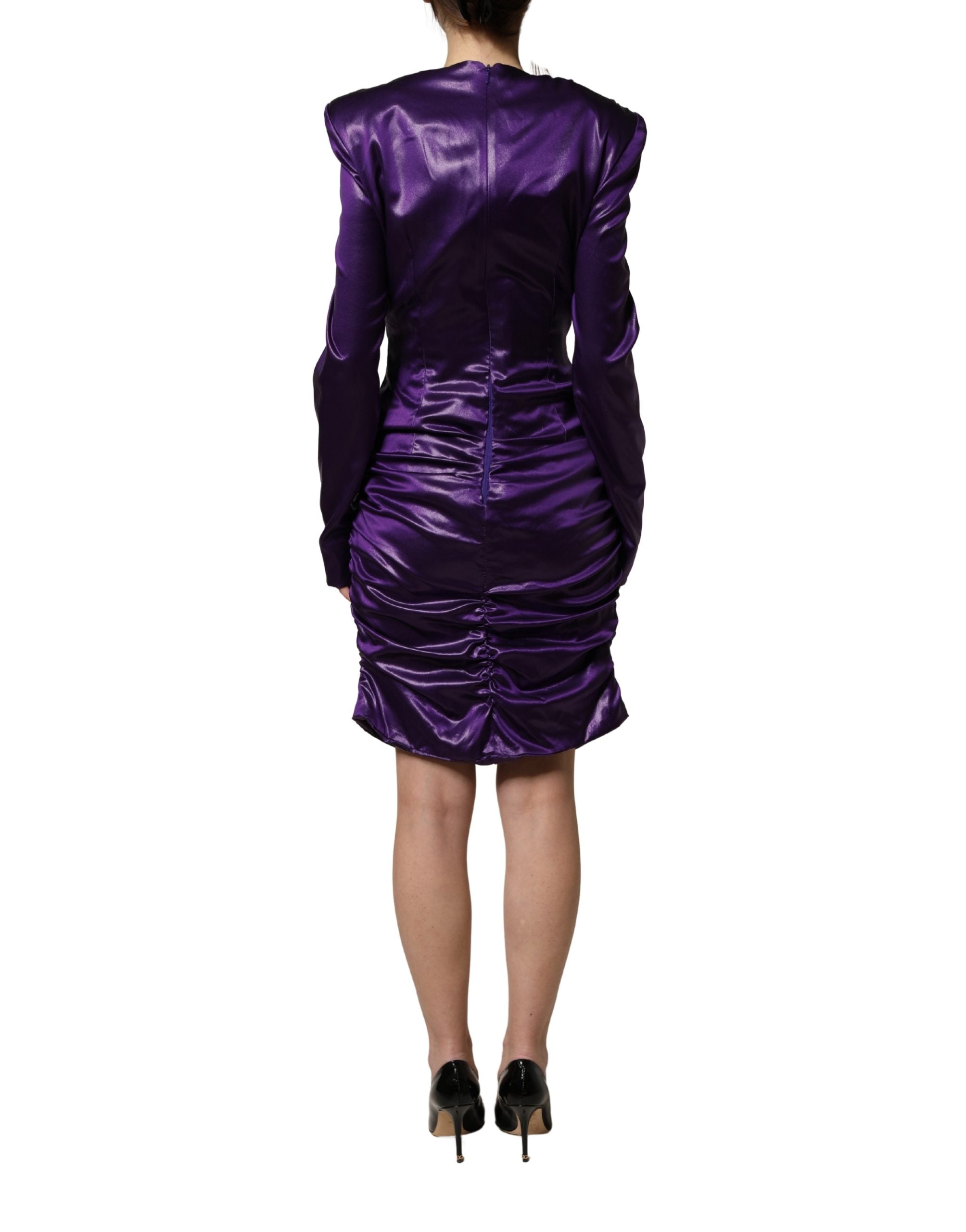 Robe courte longue à manches longues en métal violet de Dolce & Gabbana avec découpe élégante et style sophistiqué.