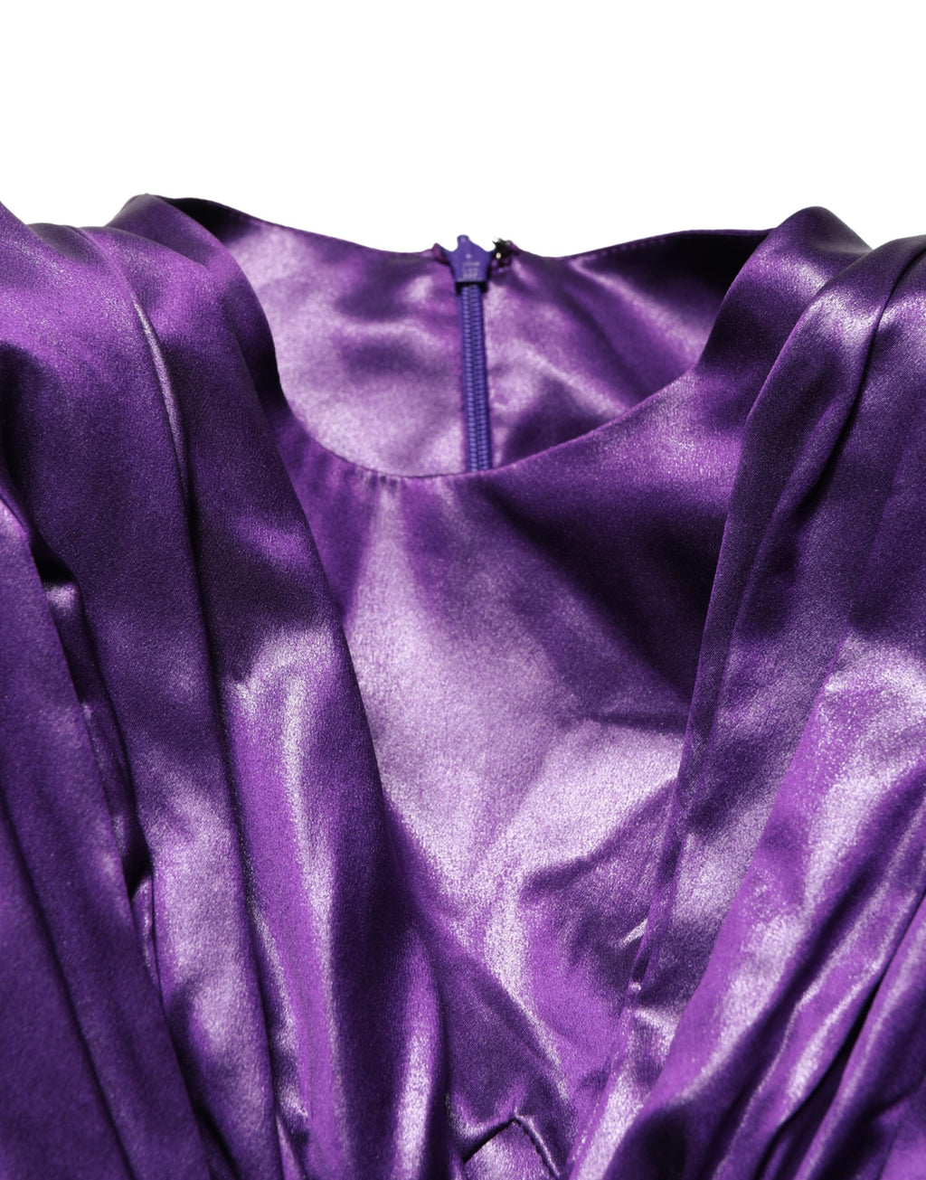 Robe mini longue en métal violette Dolce & Gabbana avec découpes et manches longues, élégante et sophistiquée.
