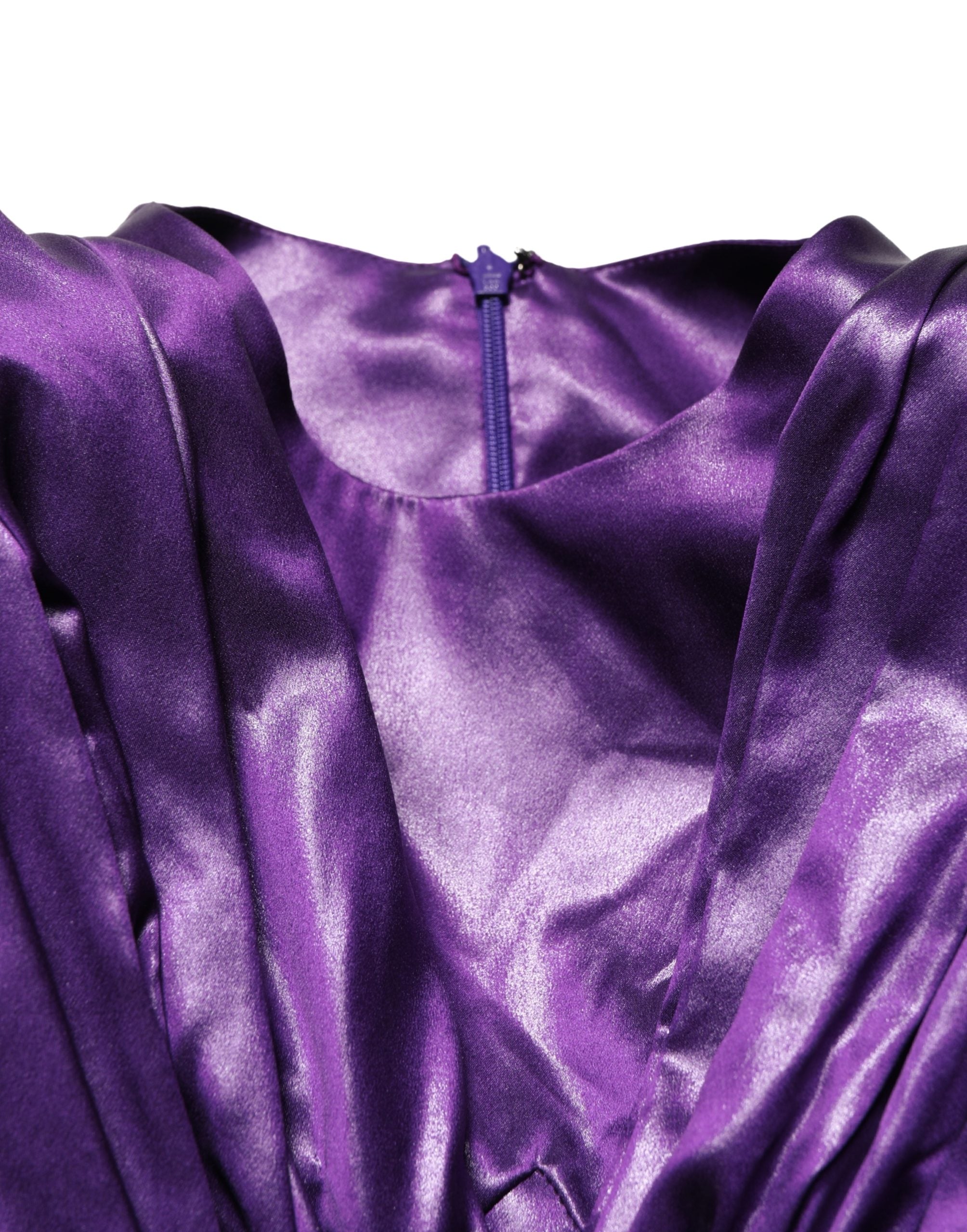 Robe mini longue en métal violette Dolce & Gabbana avec découpes et manches longues, élégante et sophistiquée.