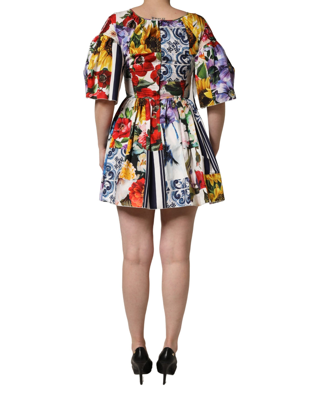 Robe courte en coton à patchwork multicolore de Dolce & Gabbana, style élégant et coloré, vue de face.