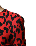 Robe midi à manches longues Dolce & Gabbana à imprimé léopard rouge, élégante et tendance, portée avec style.