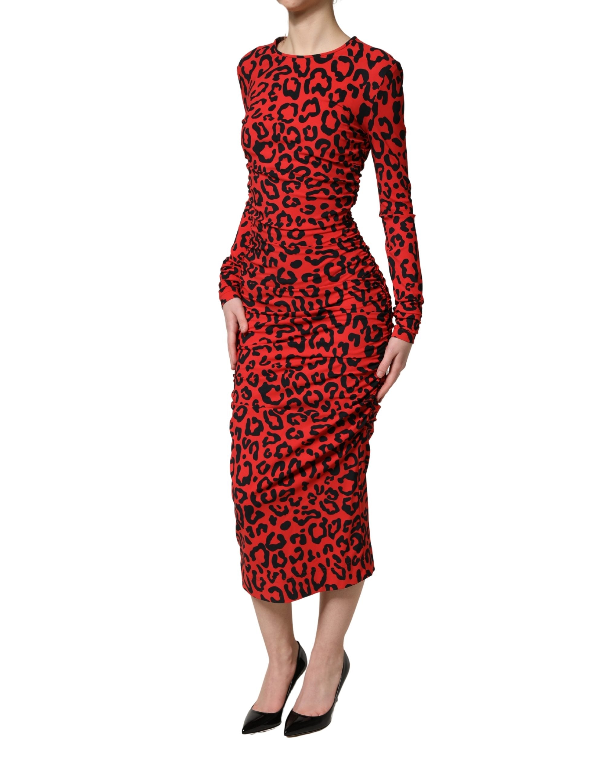 Robe midi rouge à manches longues Dolce & Gabbana avec motif léopard, élégante et sophistiquée.