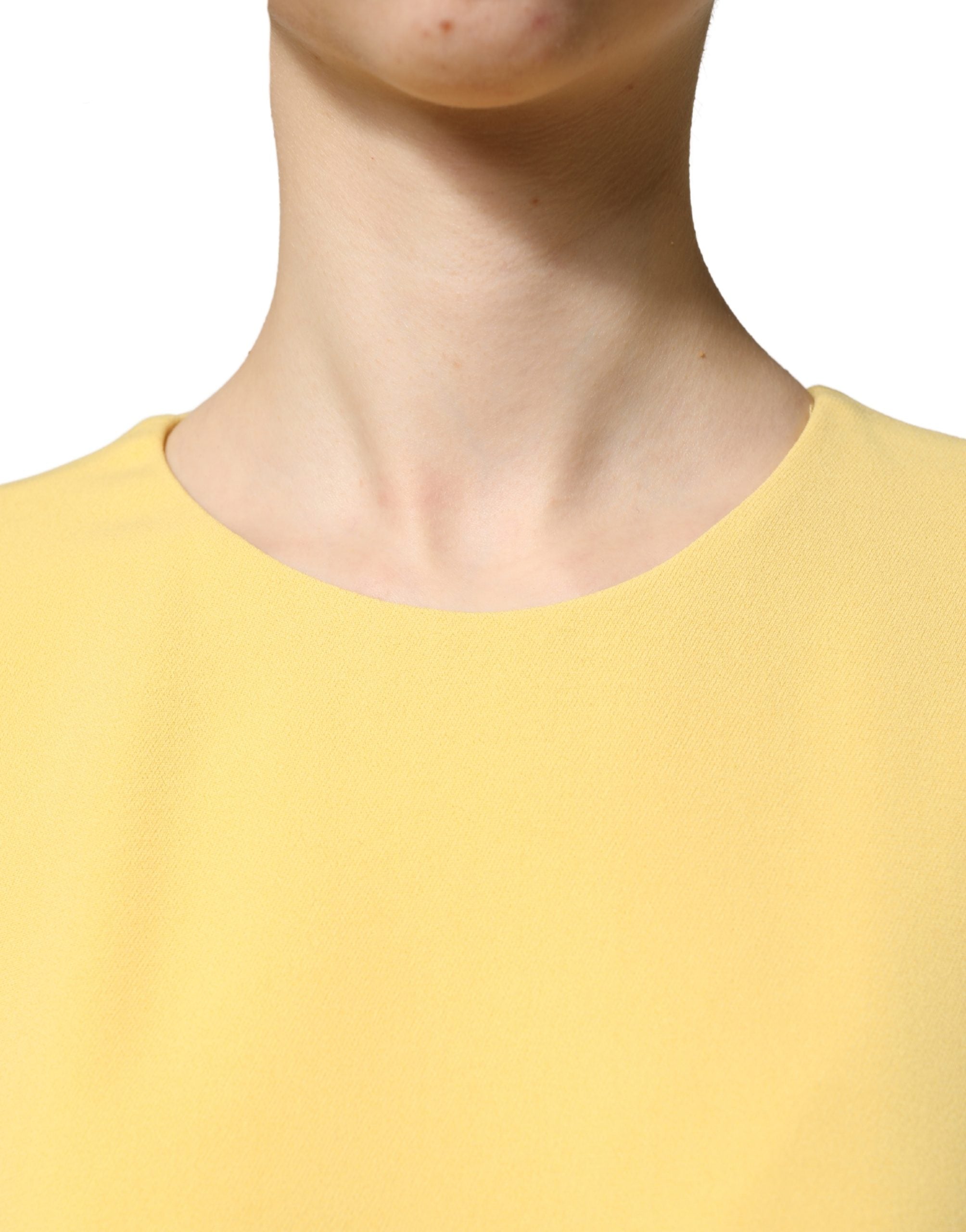 Robe midi jaune à manches courtes et col rond de Dolce & Gabbana, élégante et fluide, portée avec un style sophistiqué.