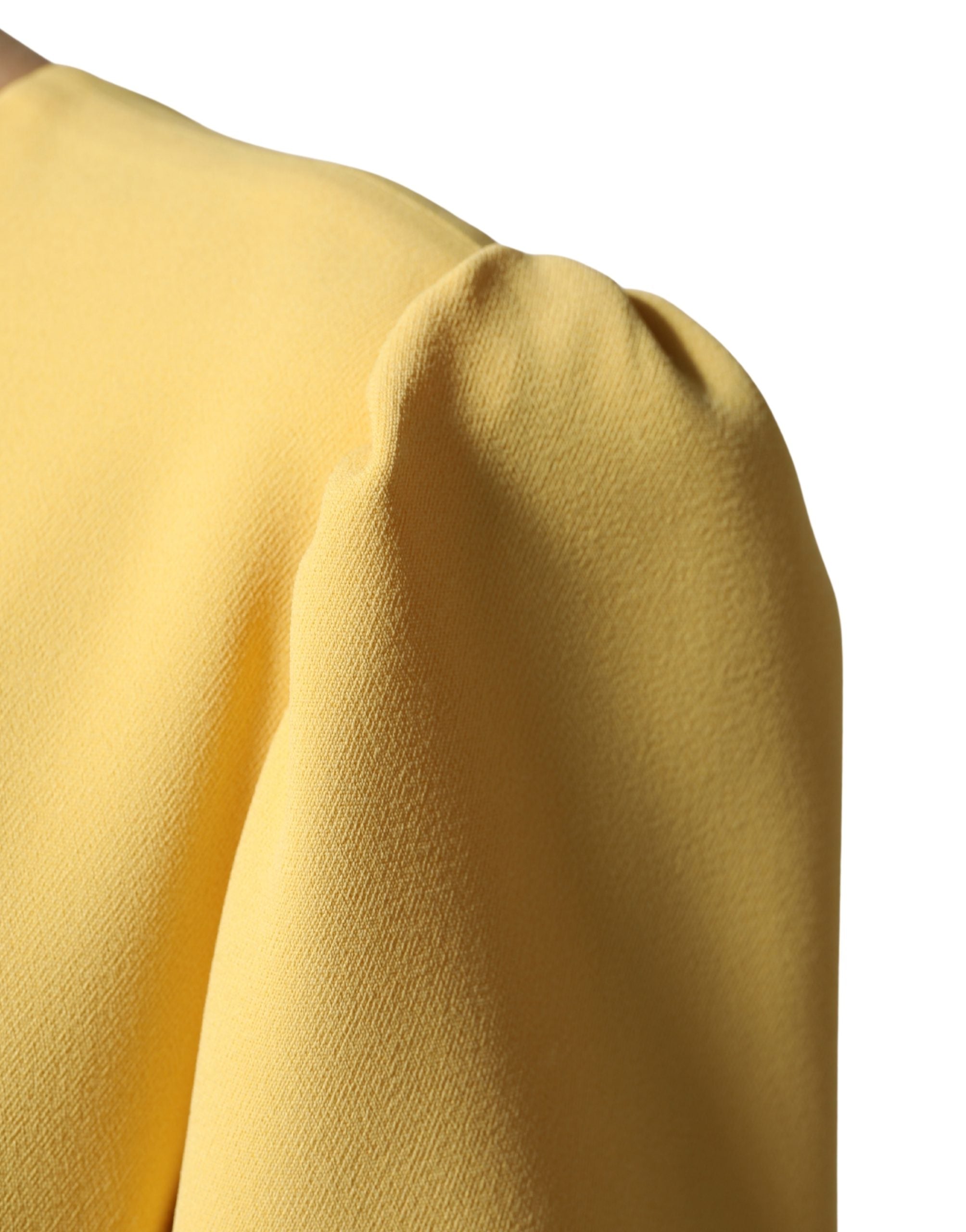 Robe midi jaune à manches courtes et col ras du cou de Dolce & Gabbana, élégante et fluide, portée sur un mannequin.
