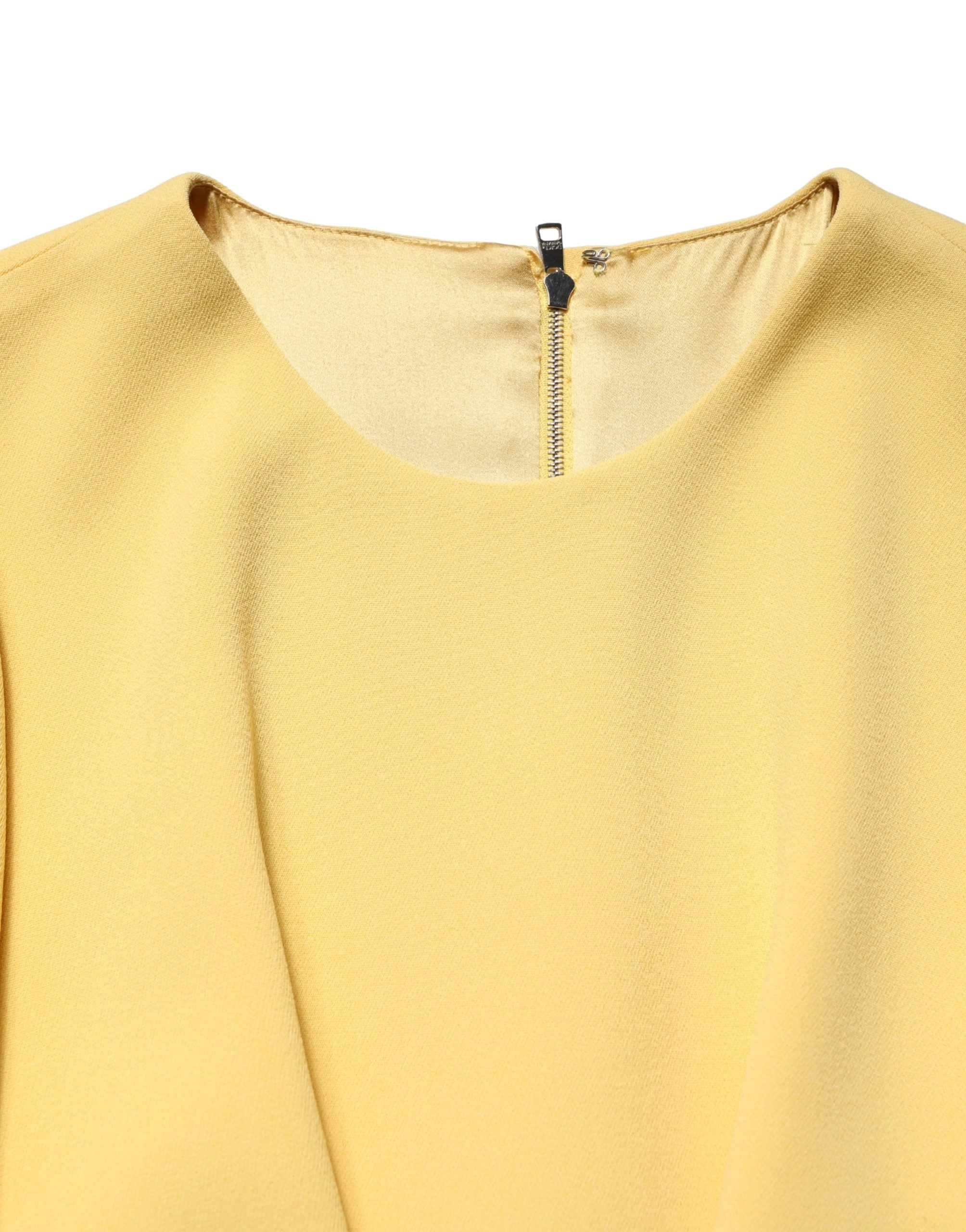Robe midi jaune à manches courtes et col rond de Dolce & Gabbana, élégante et fluide.