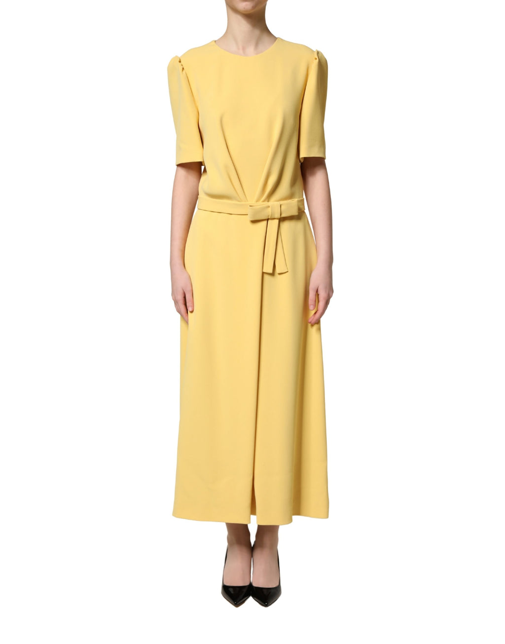 Robe midi jaune à manches courtes et col rond de Dolce & Gabbana, vue de face, en tissu léger et élégant.
