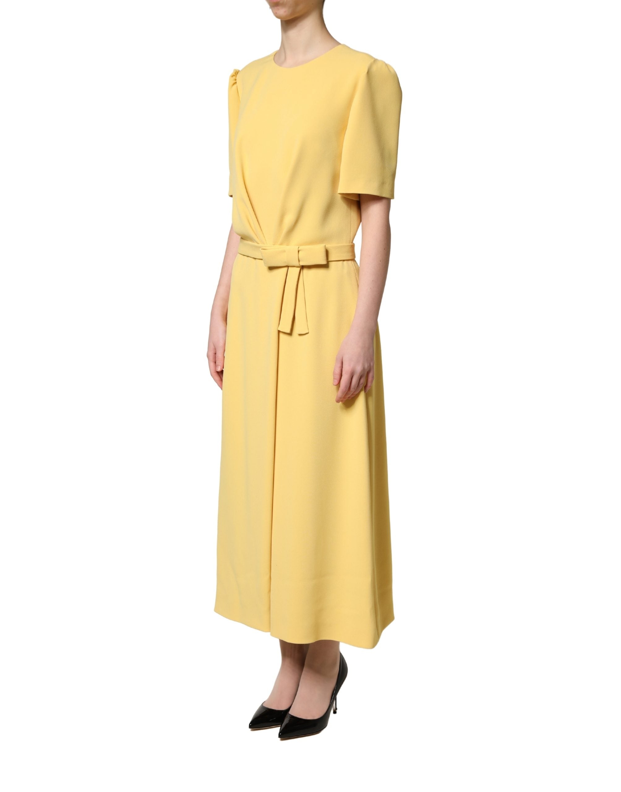 Robe midi jaune à manches courtes et col rond de Dolce & Gabbana, tissu léger et élégance sophistiquée.
