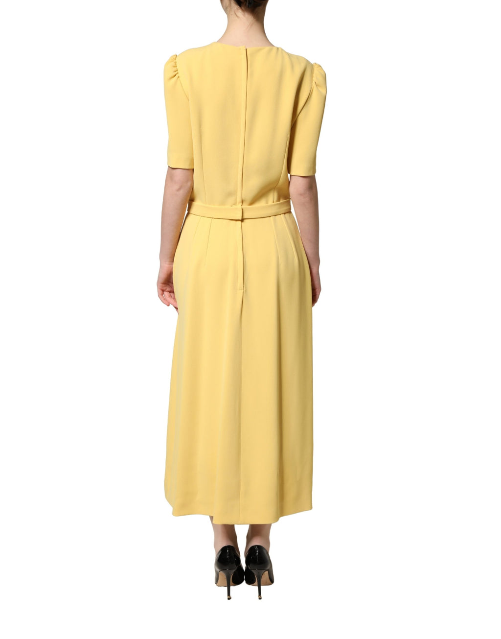 Robe midi jaune à manches courtes et col rond de Dolce & Gabbana, style élégant et sophistiqué.