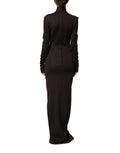 Robe longue en jersey marron Dolce & Gabbana à col roulé, style maxi, élégante et ajustée, portée avec des détails sophistiqués.
