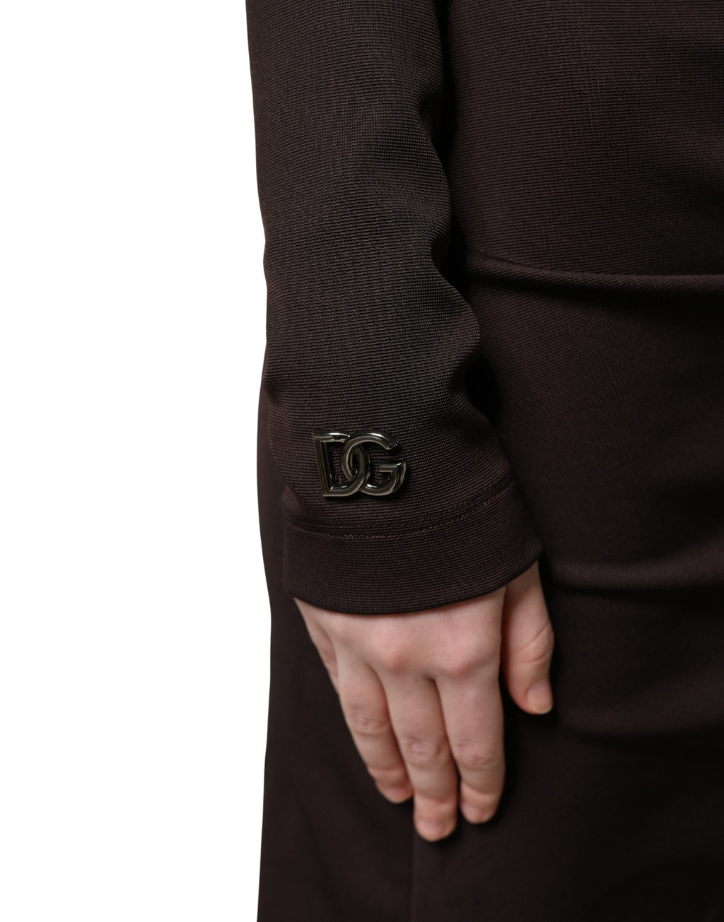 Robe longue en jersey marron à col roulé de Dolce & Gabbana, style élégant et sophistiqué, portée avec un drapé fluide.