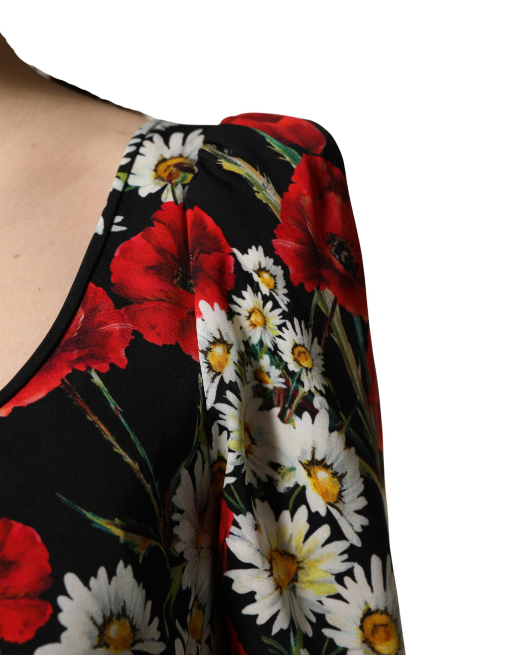 Robe longue en soie noire à fleurs Dolce & Gabbana avec manches longues, élégante et sophistiquée, portée sur un mannequin.