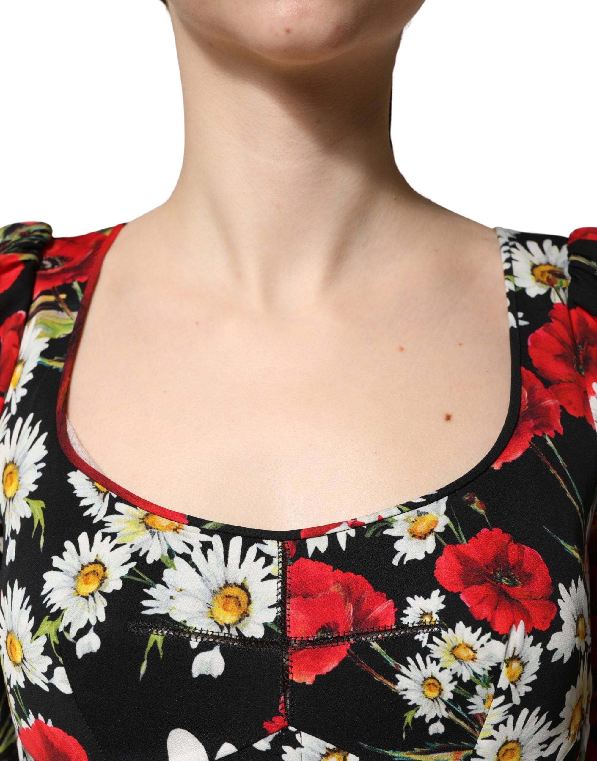 Robe longue en soie noire à fleurs Dolce & Gabbana avec manches longues, élégante et fluide, parfaite pour une occasion spéciale.