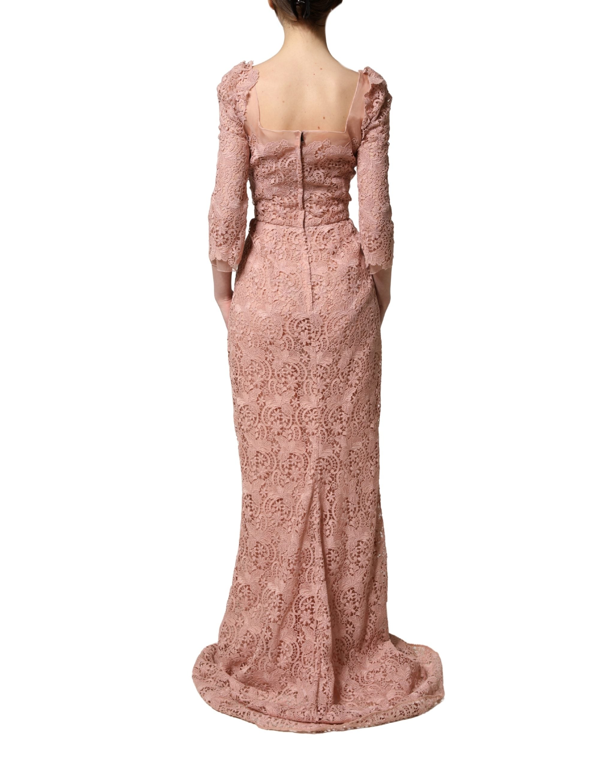Robe de soirée longue Dolce & Gabbana en dentelle rose à manches longues, élégante et raffinée.
