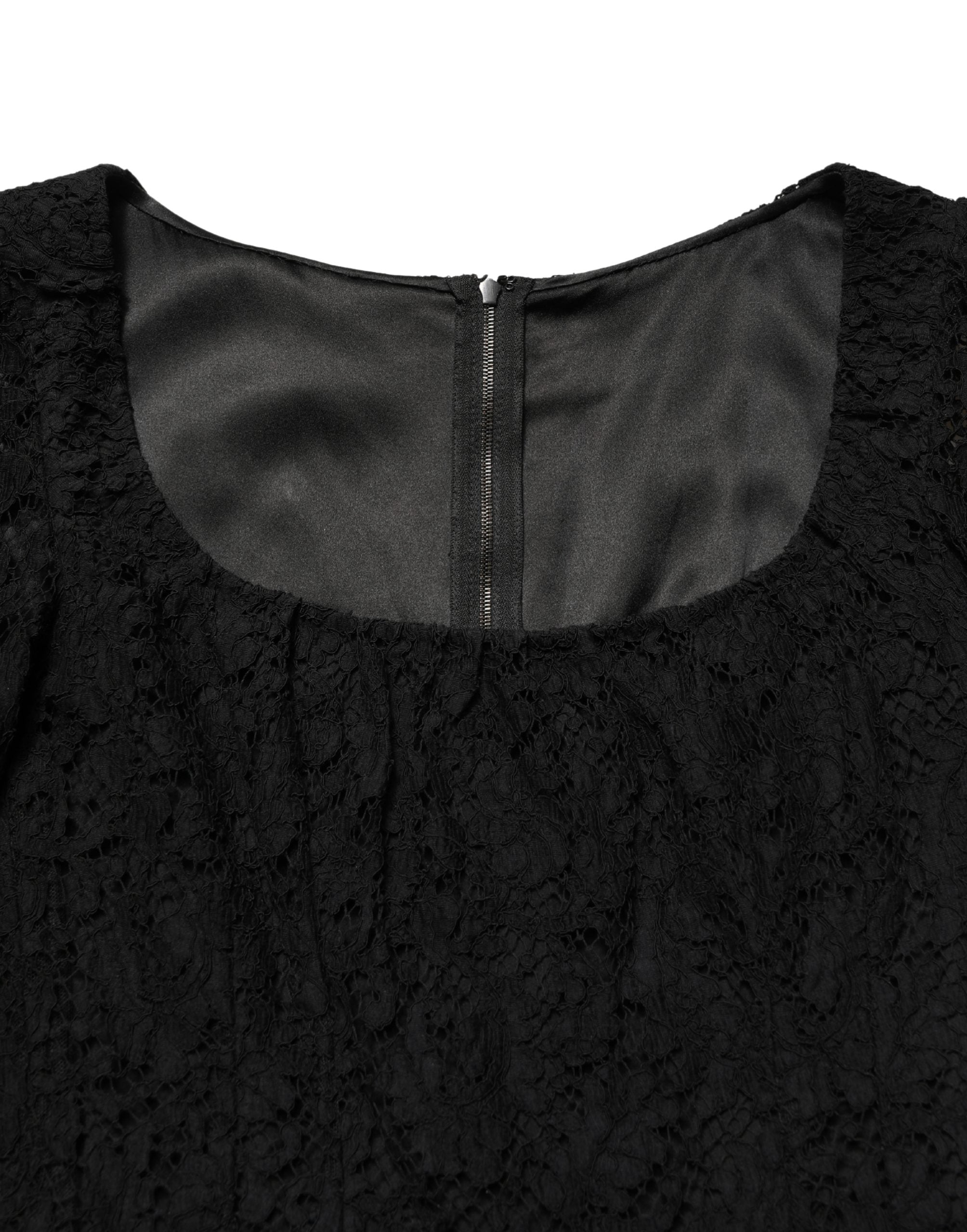 Robe longue noire Dolce & Gabbana en dentelle avec col carré et manches longues, élégante et raffinée.