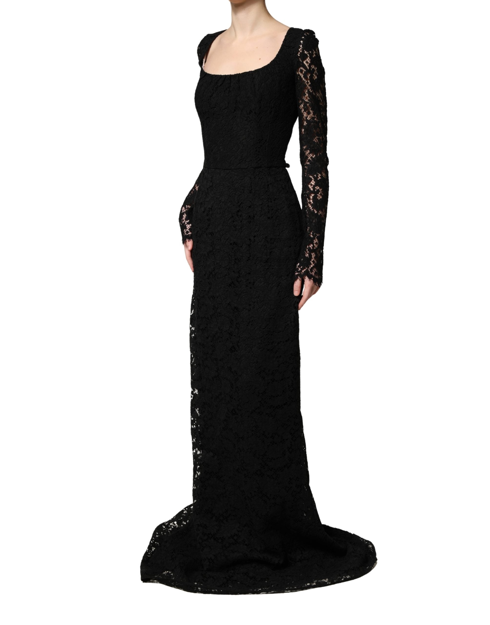 Robe longue noire en dentelle Dolce & Gabbana avec décolleté carré et manches longues, élégante et sophistiquée.