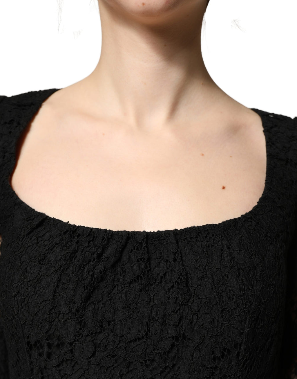 Robe longue noire Dolce & Gabbana en dentelle avec col carré et manches longues, élégante et sophistiquée.