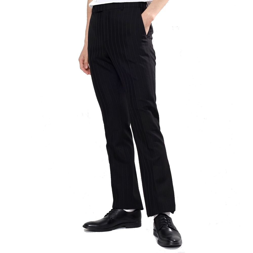 Pantalon évasé en laine noire de Celine, coupe fluide et élégante, visible sur un fond neutre.
