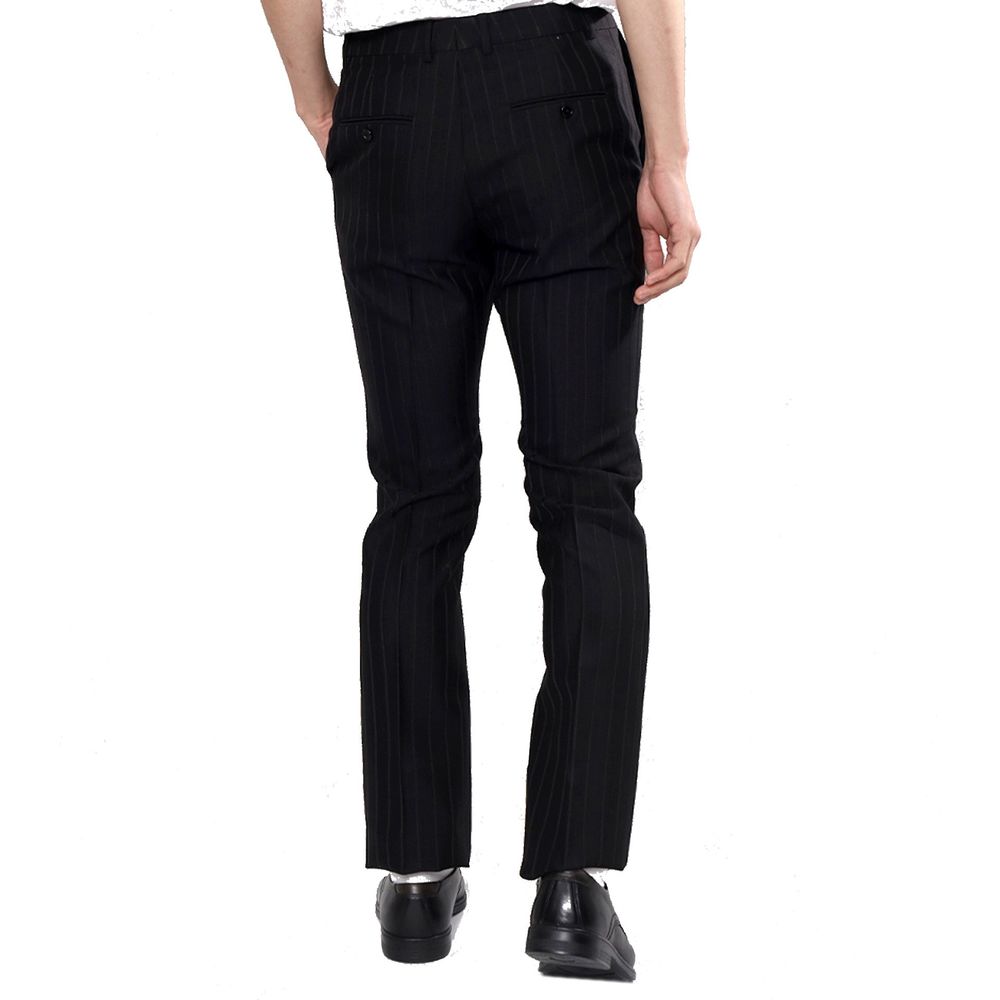 Pantalon évasé en laine noire de la marque Celine, coupe fluide et élégante, porté comme dans une séance photo.