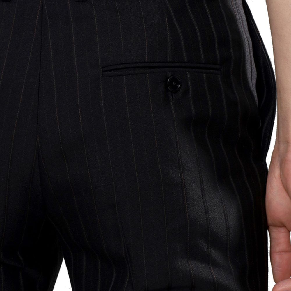 Pantalons évasés en laine noire de Celine, coupe fluide et élégante, visibles sur cette image.
