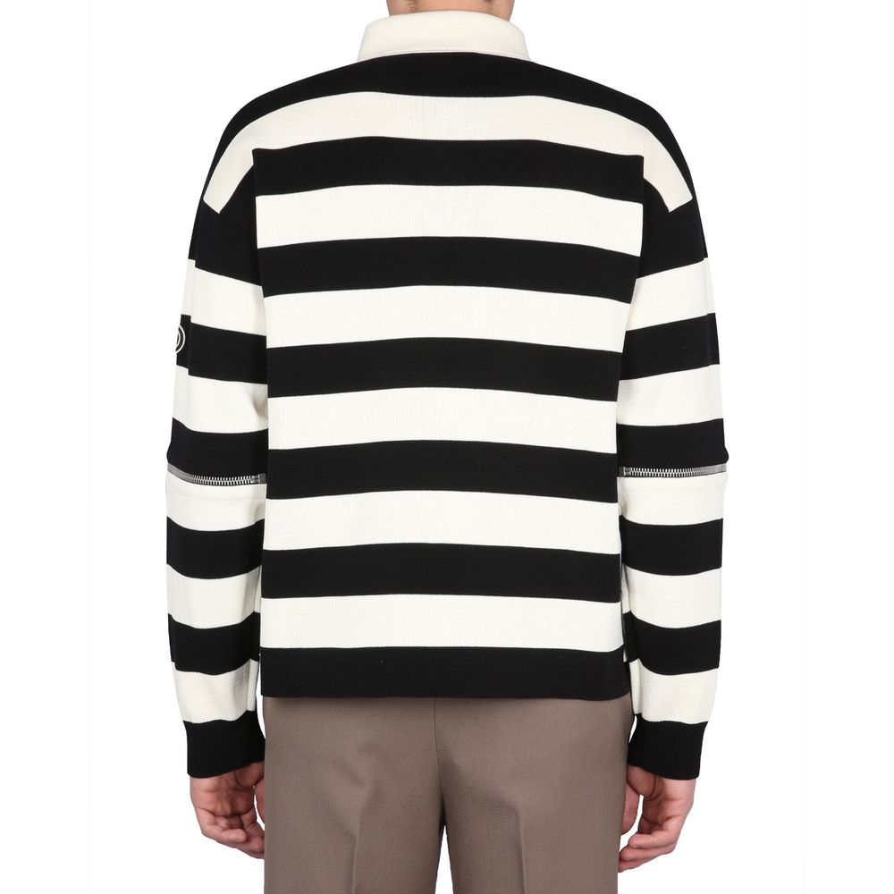 Chemise polo en coton blanc de Gucci, vue de face, avec col classique et logo Gucci visible sur la poitrine.