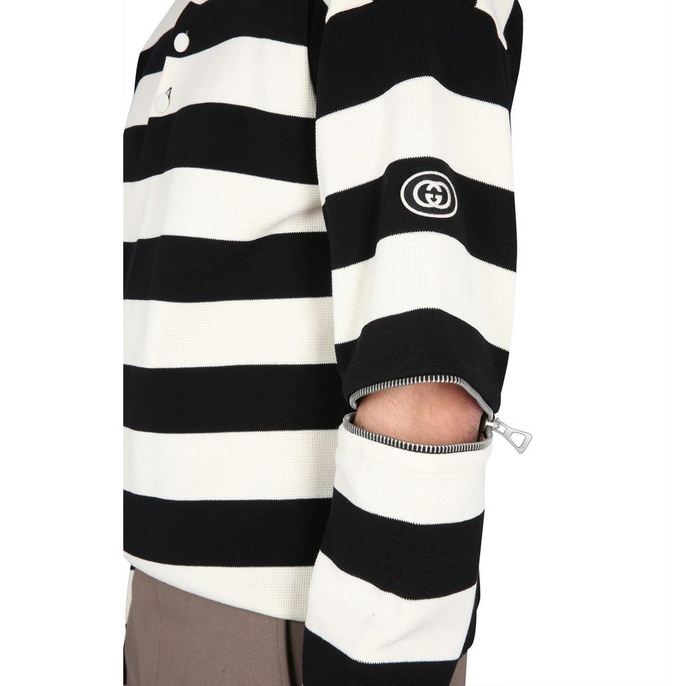 Chemise polo blanche en coton de Gucci, vue de face, avec col classique et logo Gucci sur la poitrine.