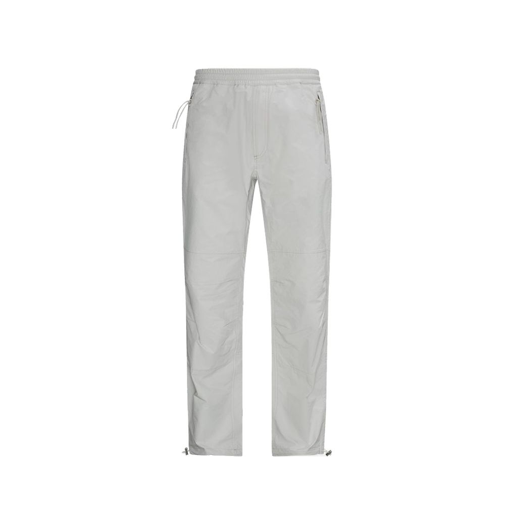 Pantalon décontracté gris en polyester de la marque Moncler, vue en gros plan sur le tissu et la coupe.