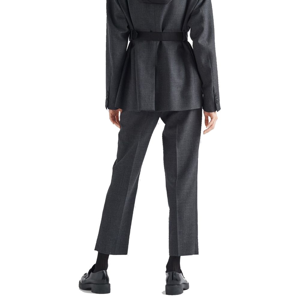 Pantalon de costume gris en laine vierge Prada pour homme, coupe élégante et tissu de haute qualité visible sur l’image.