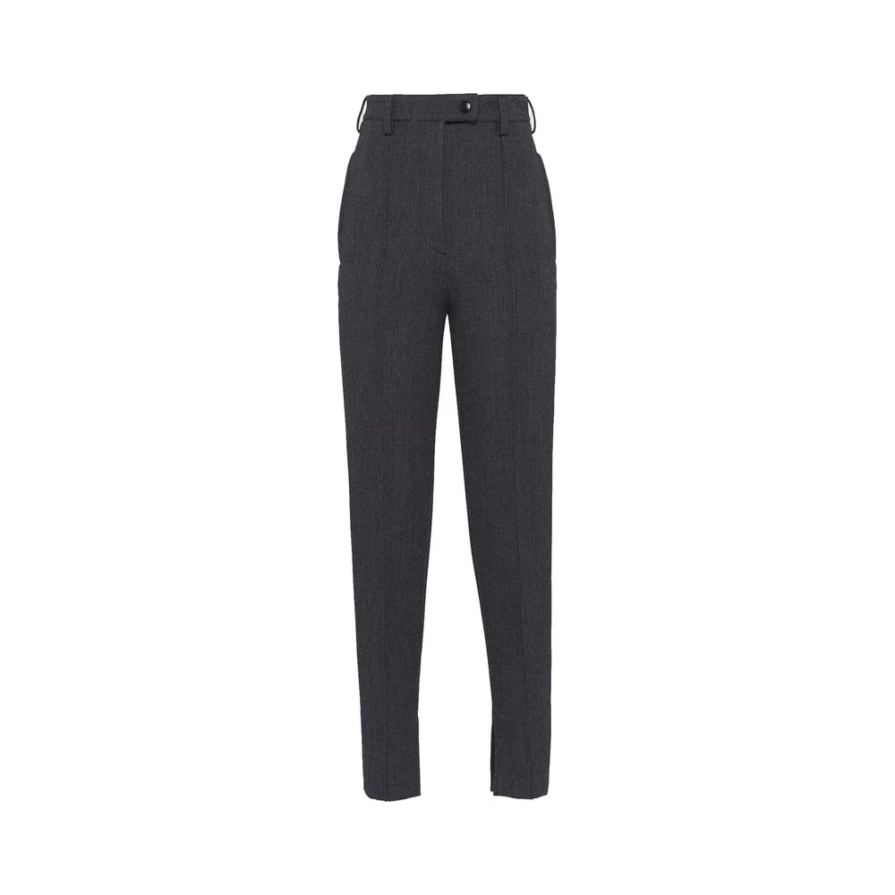 Pantalon gris en élasthanne de la marque Prada, coupe ajustée avec ceinture et détails modernes, porté sur un mannequin.