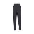 Pantalon gris en élasthanne de la marque Prada, coupe ajustée avec ceinture et détails modernes, porté sur un mannequin.