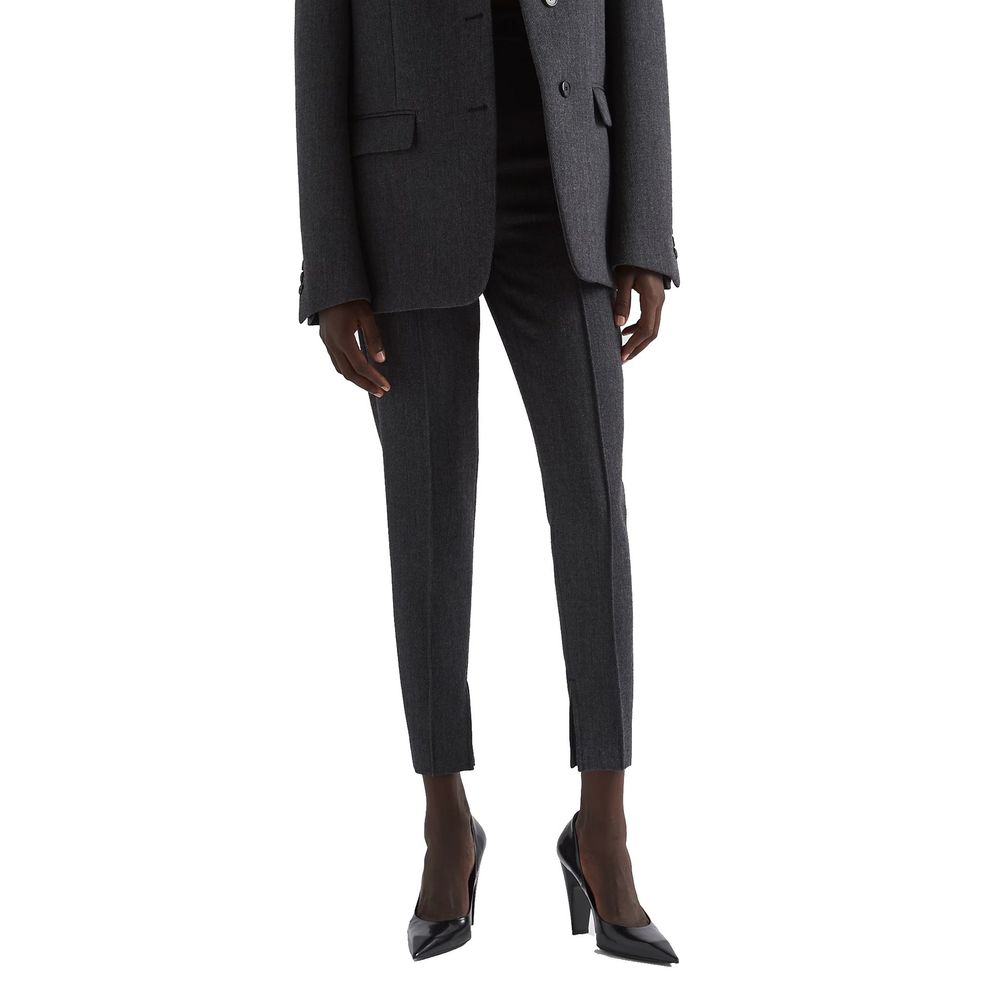 Pantalons gris en élasthanne de Prada, coupe ajustée avec détails modernes, vue en gros plan sur le tissu.
