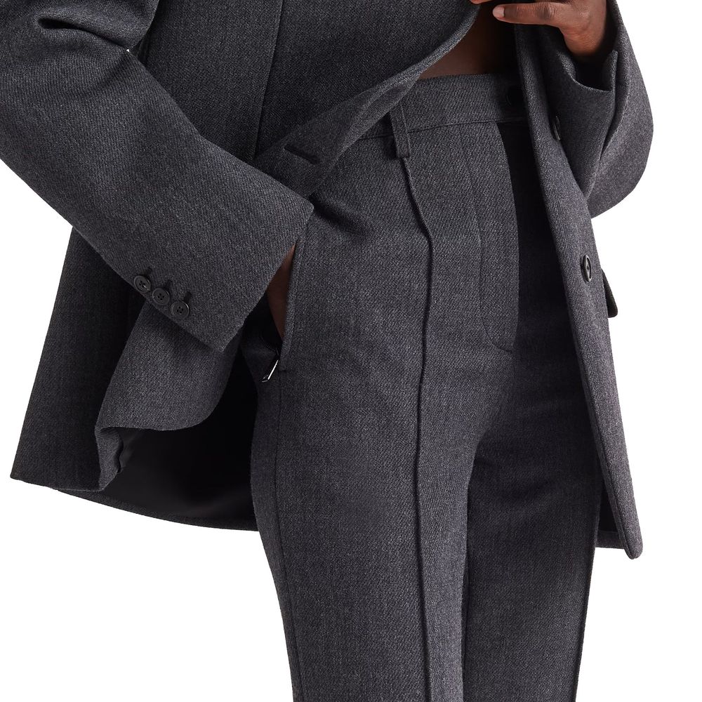 Pantalon gris en élasthanne de Prada porté, coupe ajustée, matière élégante et confortable, vue de face.