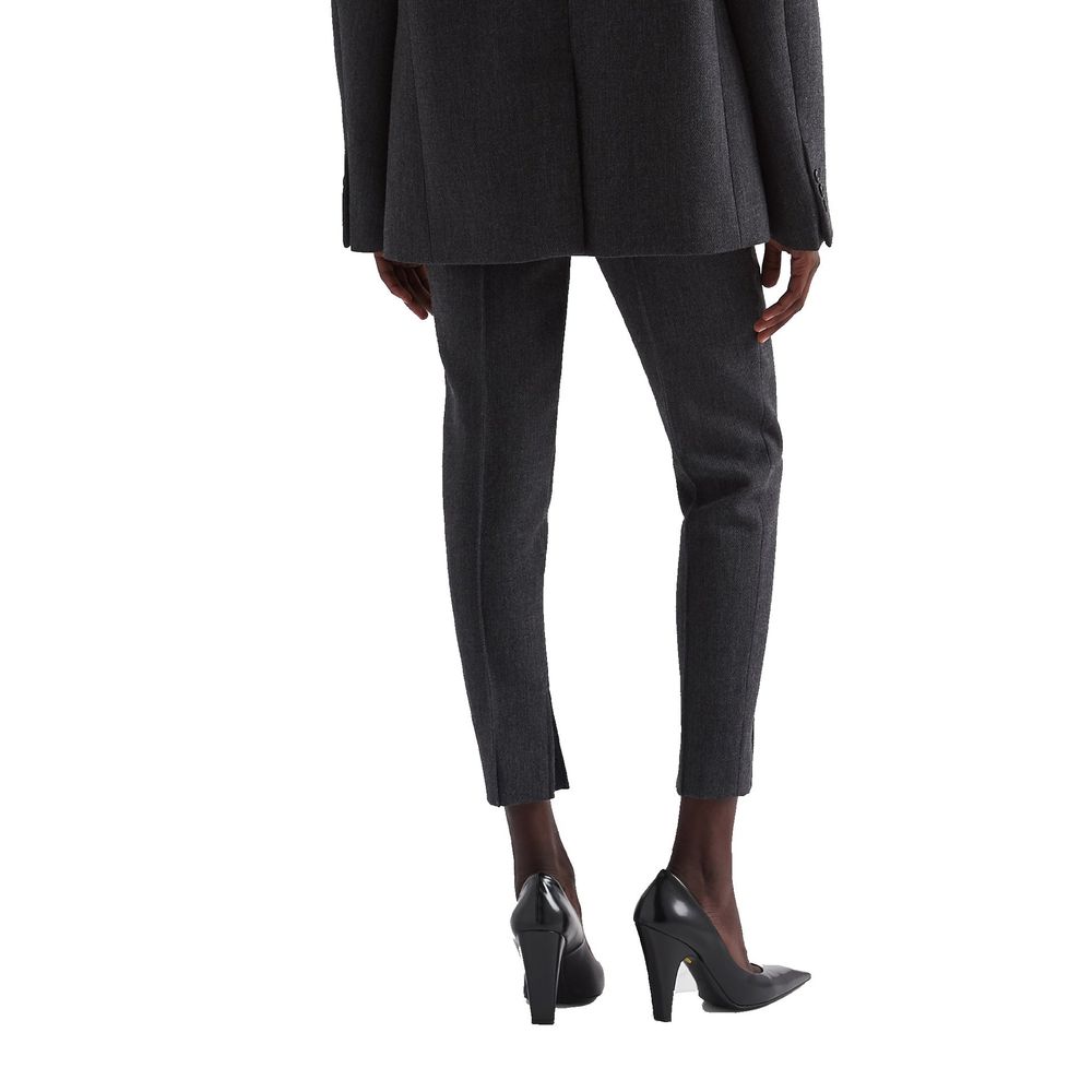 Pantalons gris en élasthanne Prada pour homme, coupe ajustée et tissu confortable, visible sur l'image.
