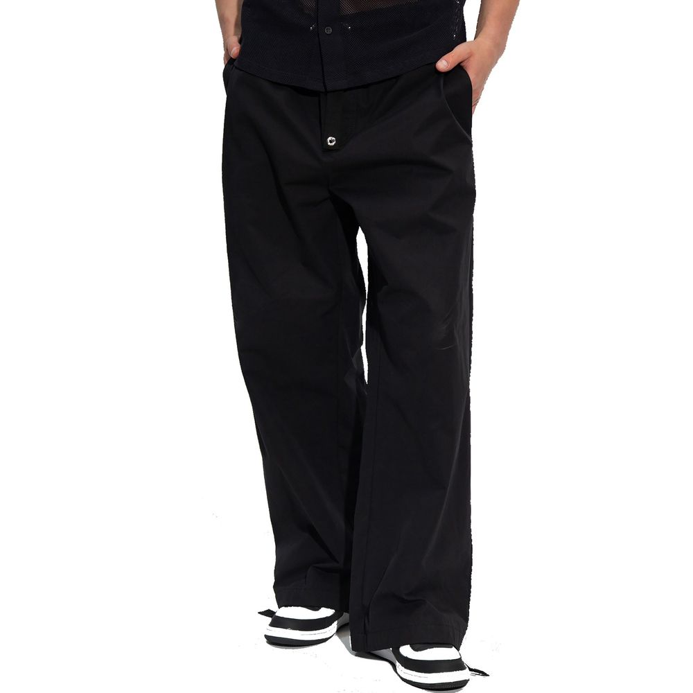 Pantalon décontracté en coton noir de Versace, style casual avec coupe moderne, visible sur l'image.