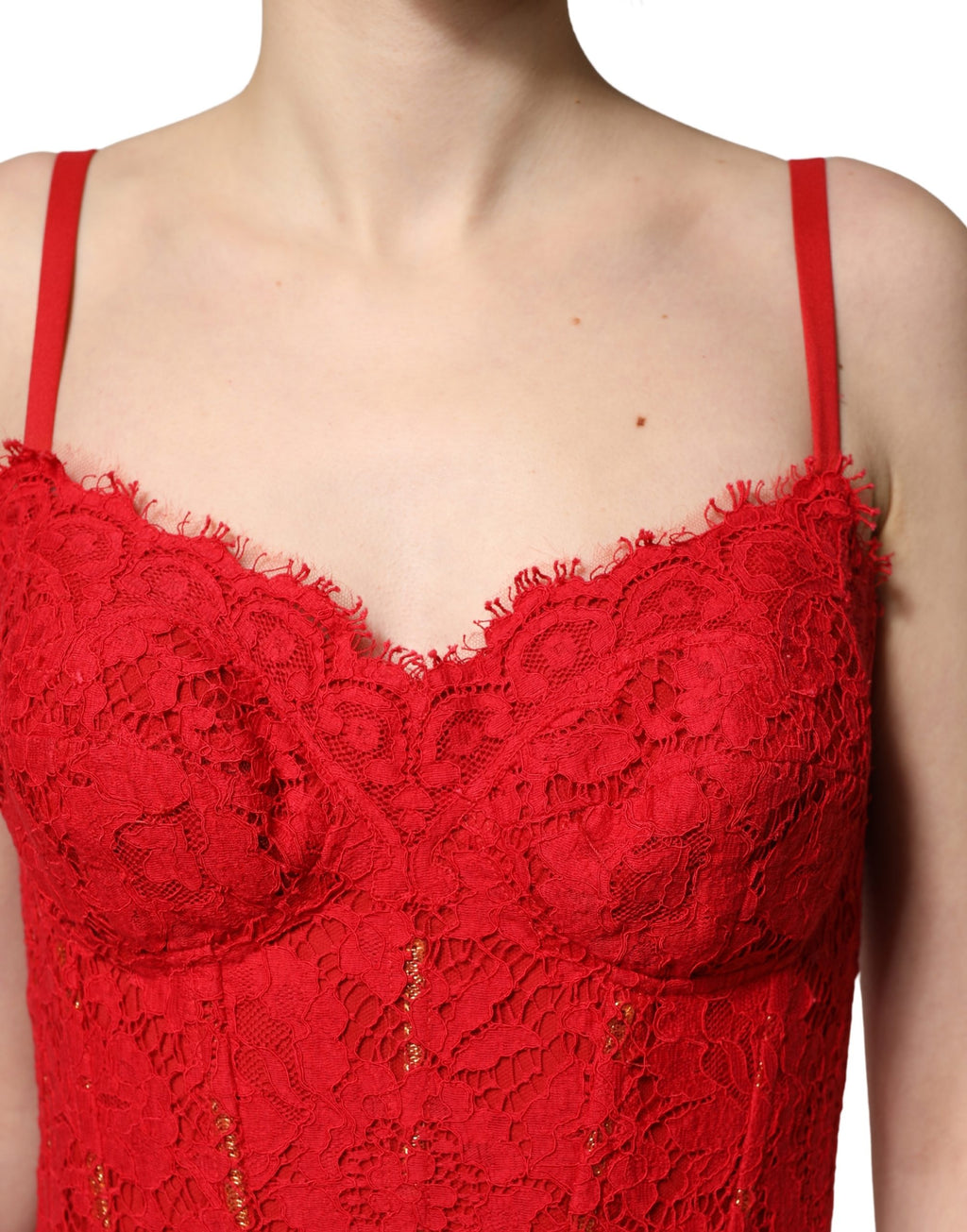 Robe longue Dolce & Gabbana en corset rouge en dentelle avec bustier drapé, élégance sophistiquée et détails raffinés.