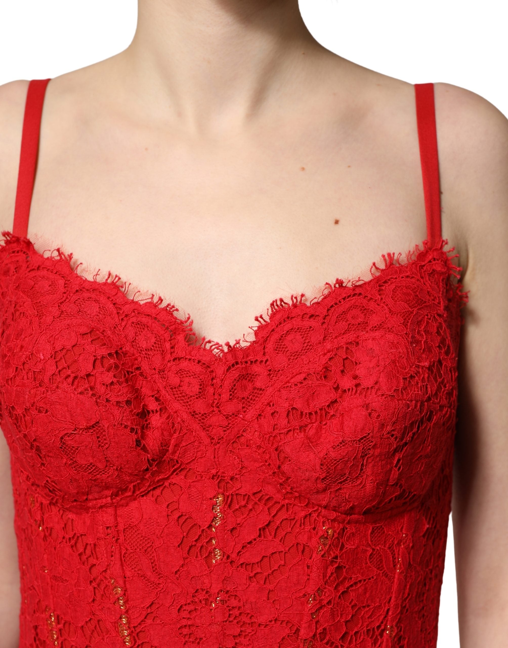 Robe longue Dolce & Gabbana en corset rouge en dentelle avec bustier drapé, élégance sophistiquée et détails raffinés.