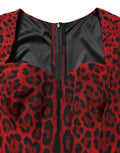 Robe fourreau Dolce & Gabbana à manches longues avec imprimé léopard rouge, silhouette élégante et tissu luxueux.
