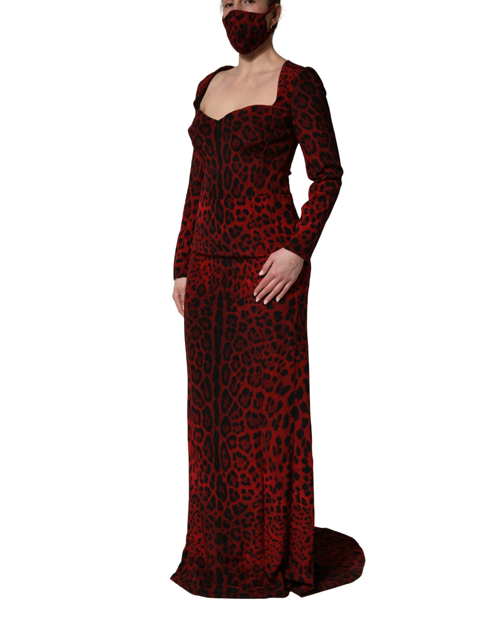 Robe Dolce & Gabbana rouge à imprimé léopard, coupe droite, manches longues, vêtement élégant et tendance.
