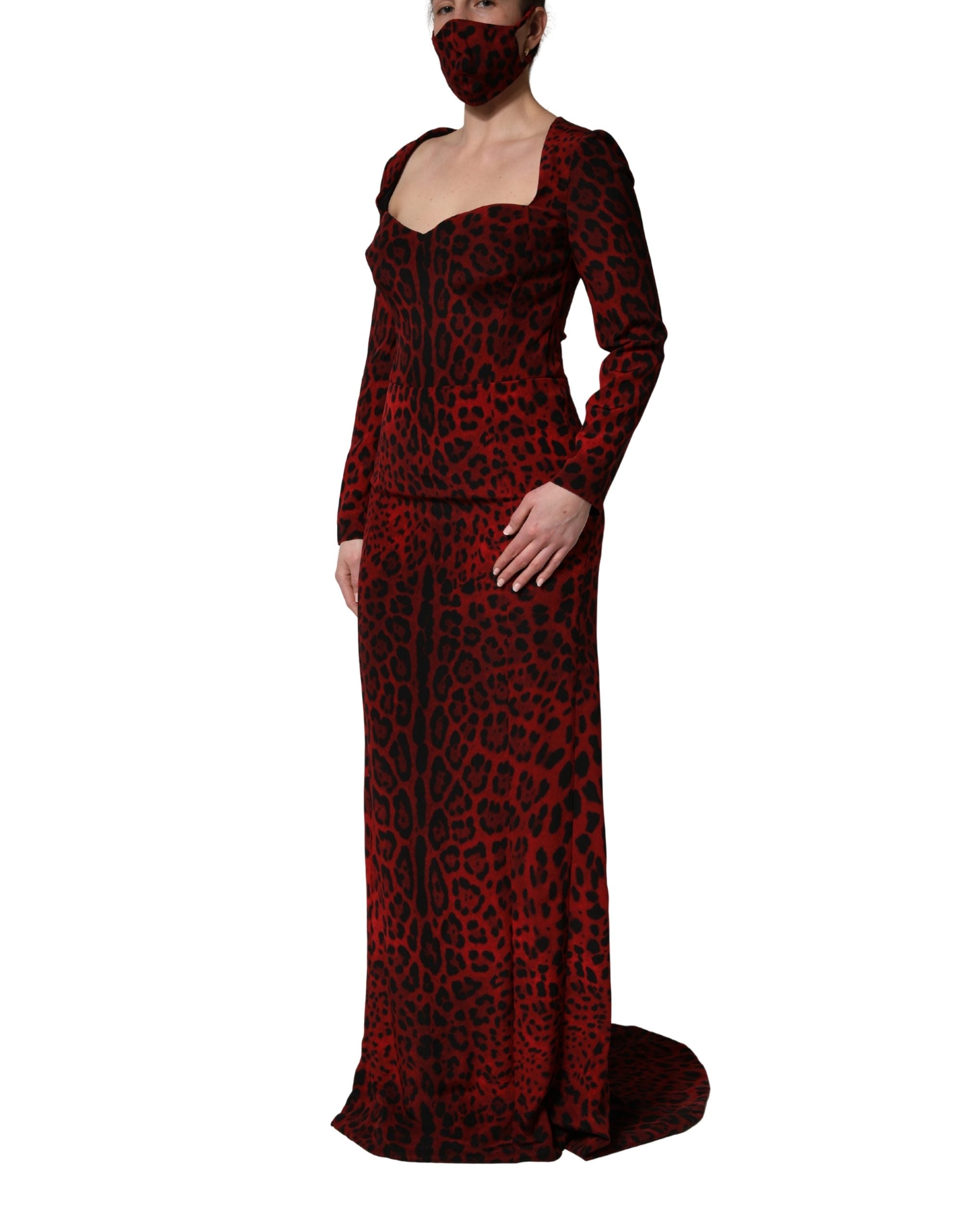 Robe Dolce & Gabbana rouge à imprimé léopard, coupe droite, manches longues, vêtement élégant et tendance.
