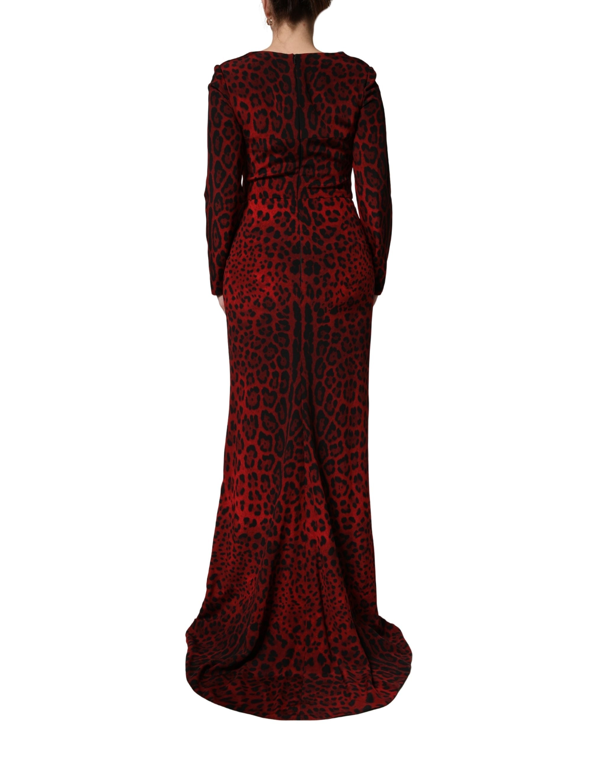 Robe Dolce & Gabbana rouge à motif léopard, coupe cintrée, manches longues, longueur longue, élégante et tendance.