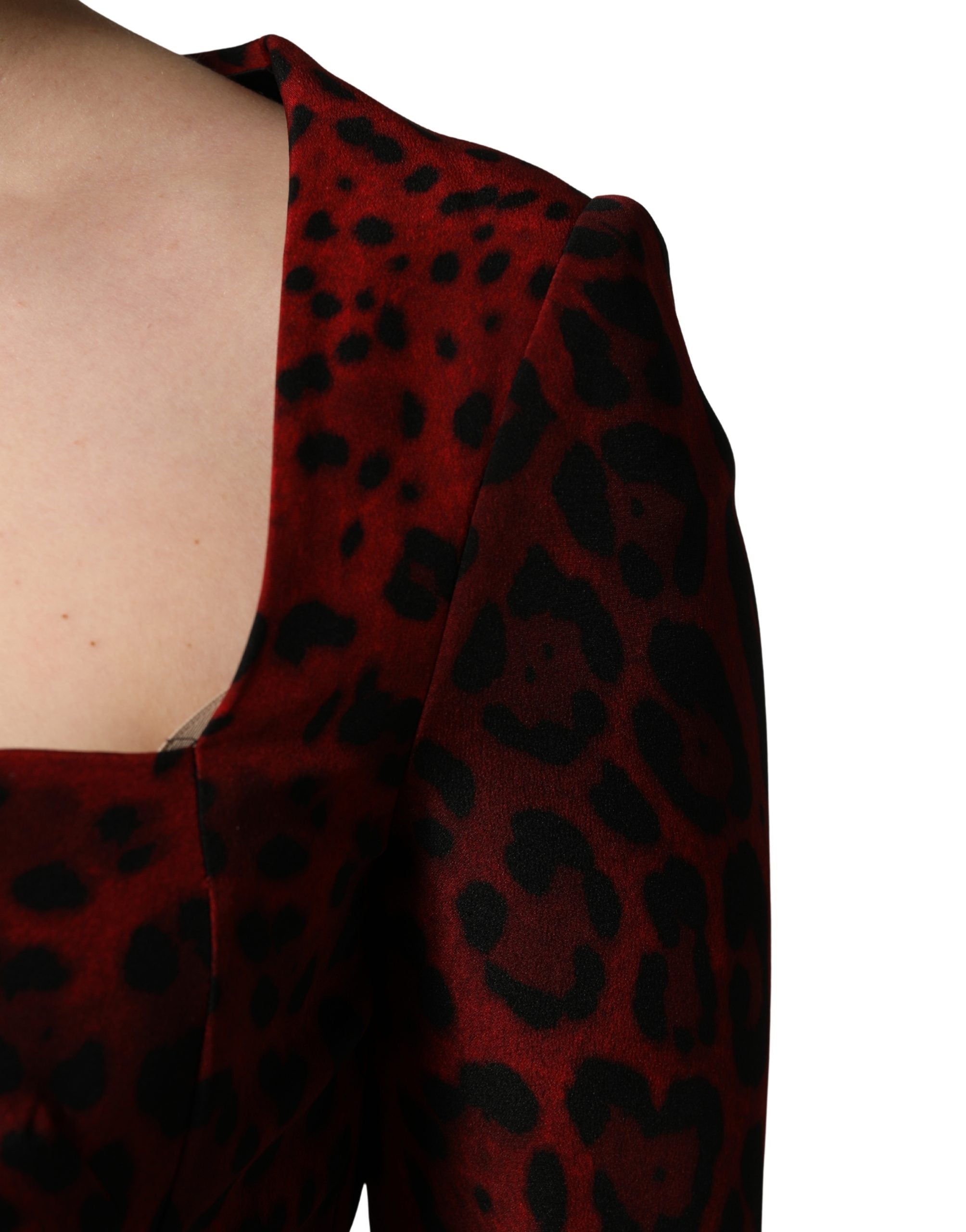 Robe droite Dolce & Gabbana à manches longues avec imprimé léopard rouge élégante et sophistiquée.